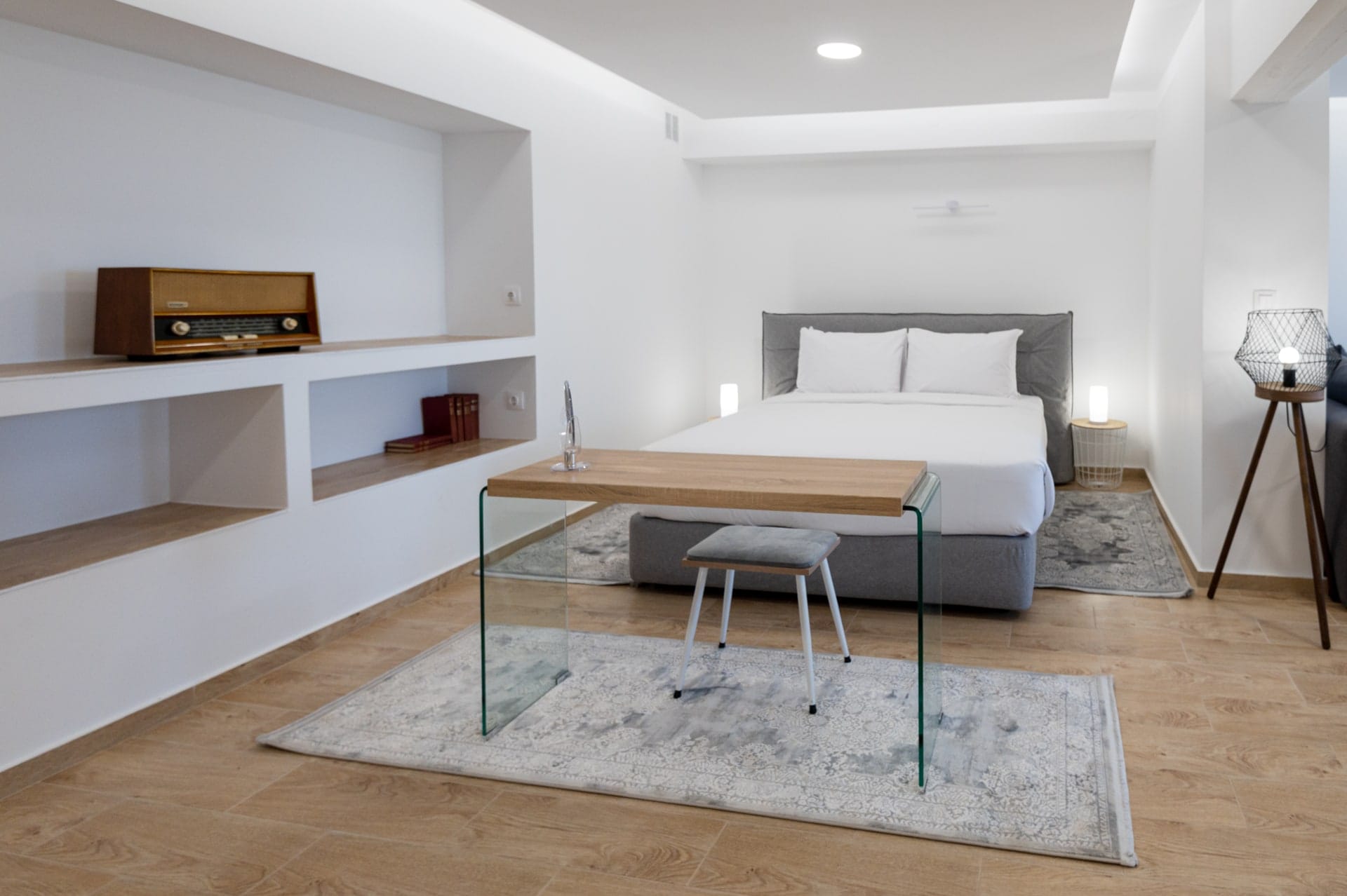 Bedroom with a double bed and a built-in shelf